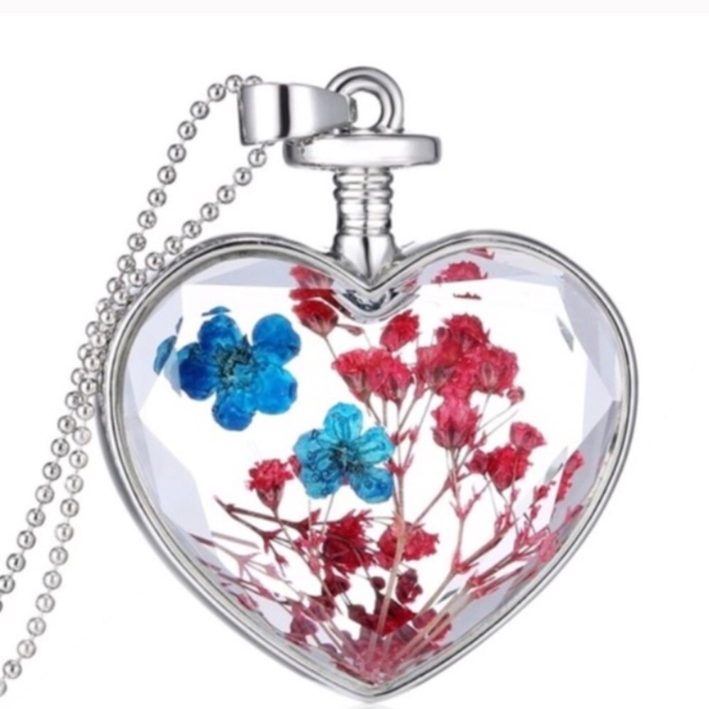 NIB*Heart shaped pendant w/ floating dried flowers